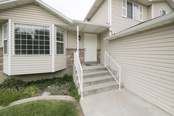 Cost of White Vinyl Siding Replacement in Petaluma